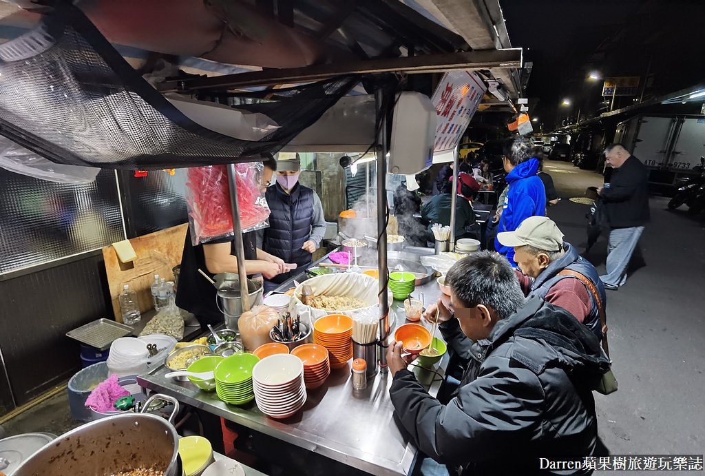 三條路油飯排骨酥湯,三條路油飯＆排骨酥湯菜單,三條路油飯排骨酥湯營業時間,萬華美食,萬華小吃,萬華隱藏美食,龍山寺美食,萬華早餐,萬華在地美食,萬華宵夜