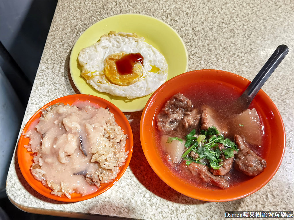 三條路油飯排骨酥湯,三條路油飯＆排骨酥湯菜單,三條路油飯排骨酥湯營業時間,萬華美食,萬華小吃,萬華隱藏美食,龍山寺美食,萬華早餐,萬華在地美食,萬華宵夜