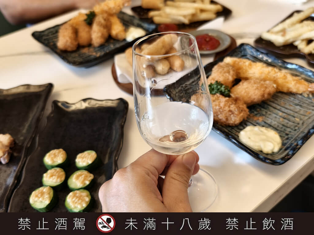 澤姬純米酒 初×綠芽酒藏 》Dear John Café Bar，藏在民生社區咖啡酒吧