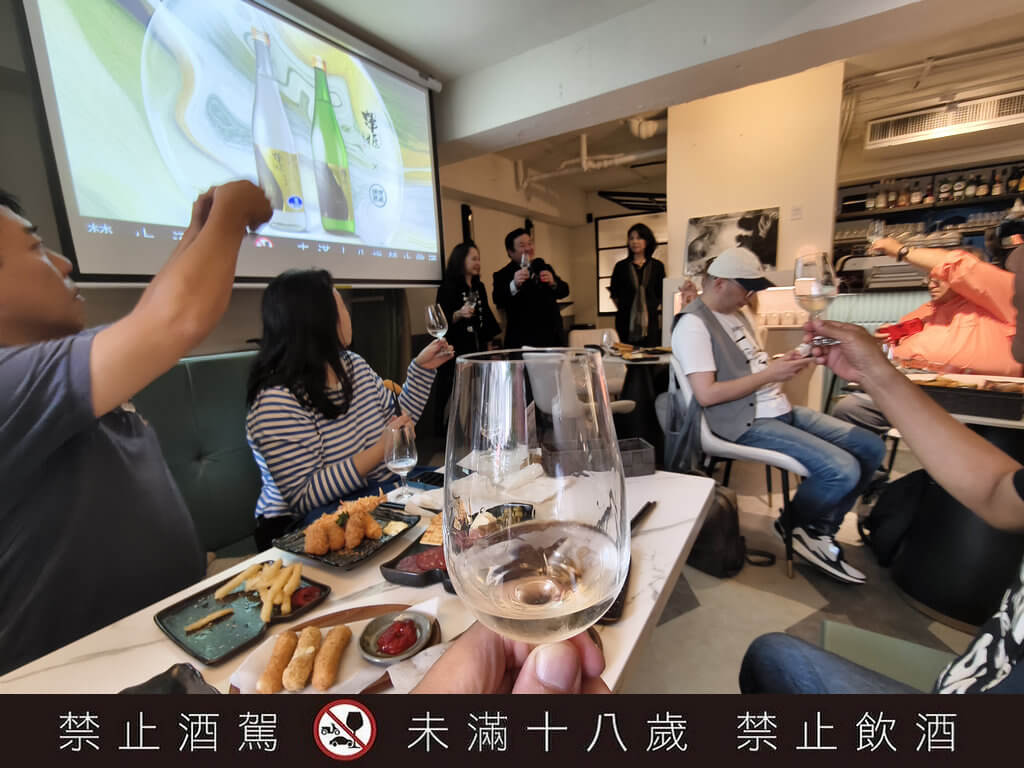 澤姬純米酒 初×綠芽酒藏 》Dear John Café Bar，藏在民生社區咖啡酒吧