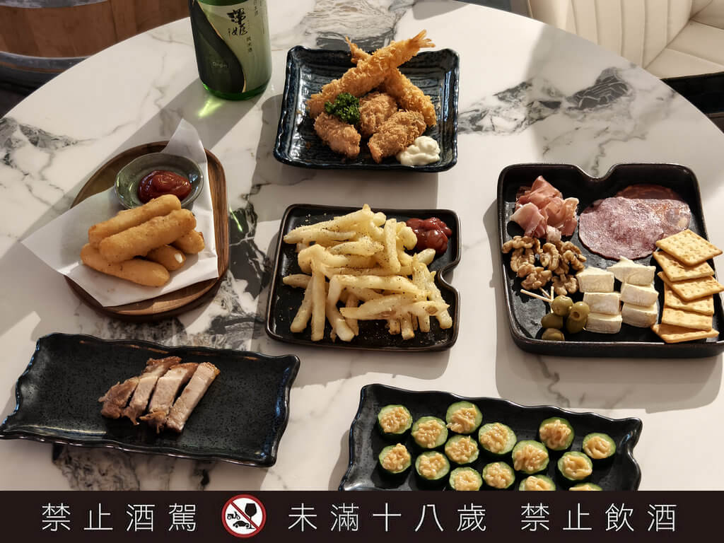 澤姬純米酒 初×綠芽酒藏 》Dear John Café Bar，藏在民生社區咖啡酒吧