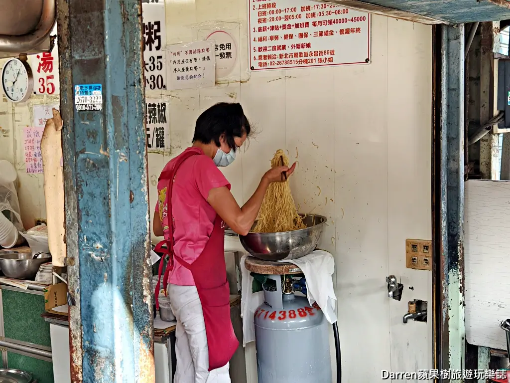 天橋下早餐添巧麵,三峽美食