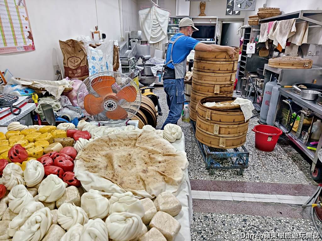 秦記傳統山東饅頭,忠貞市場美食,忠貞市場饅頭,中壢龍岡美食,龍岡市場美食,中壢早餐推薦,龍岡早餐,山東饅頭,老麵饅頭,鍋貼饅頭