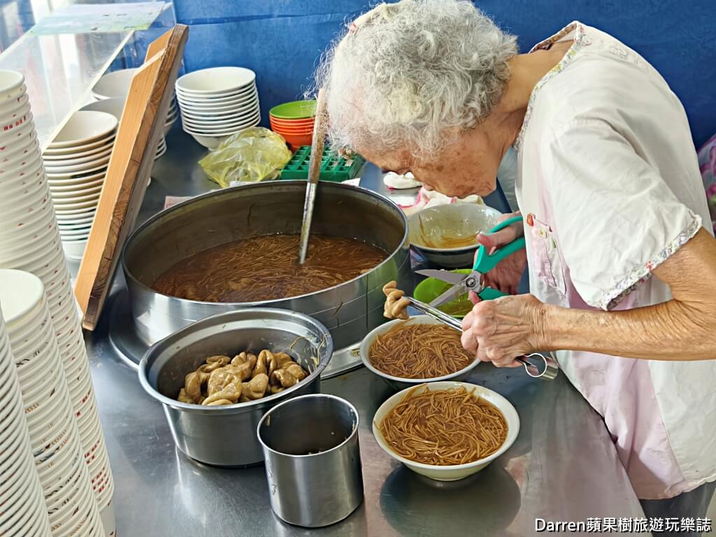 網站近期文章：阿桑大腸麵線》三重龍濱路90歲阿嬤麵線老店大腸Q彈無腥味搭九層塔辣泡菜在地人從早排隊吃到收攤